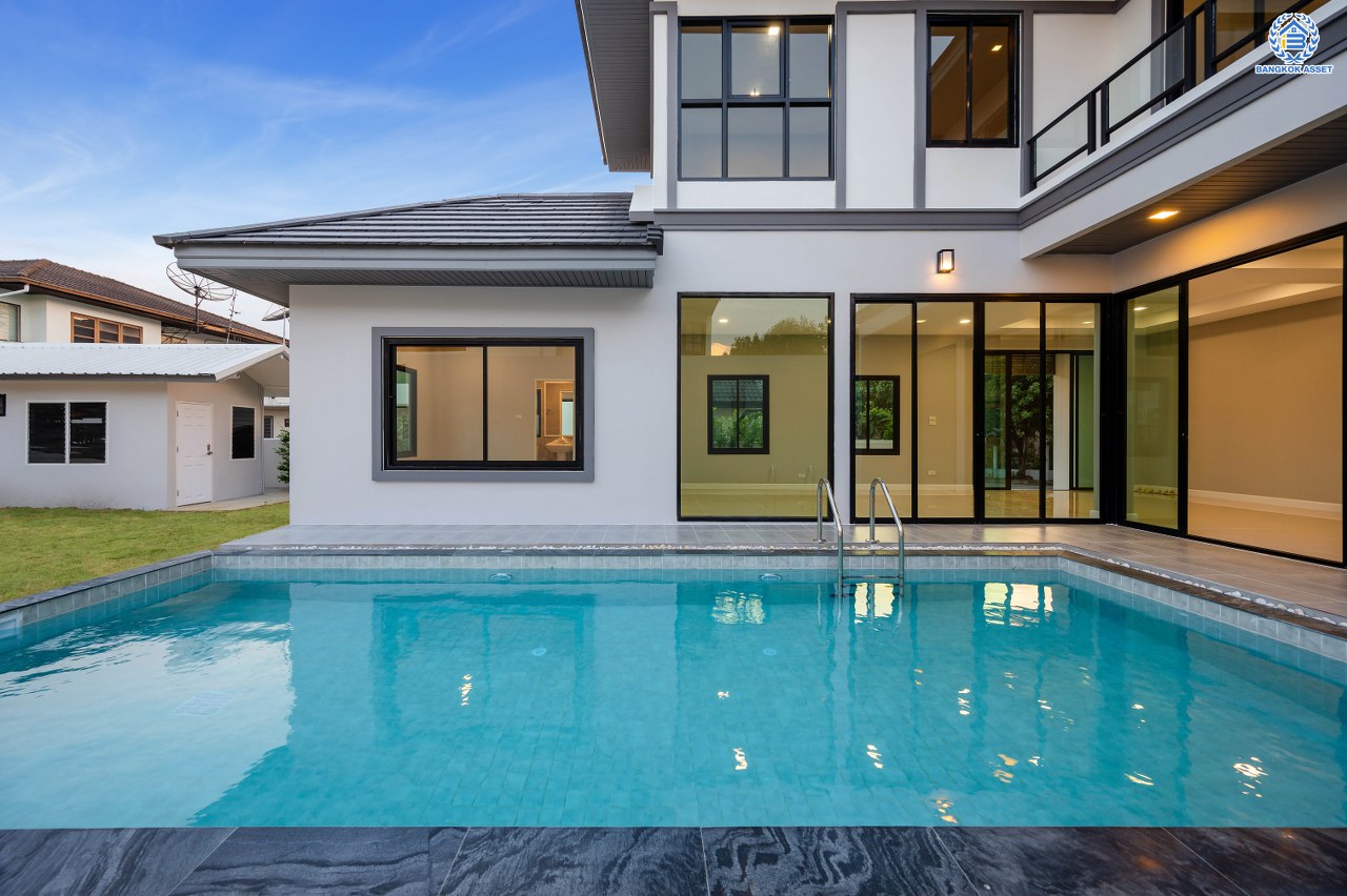 บ้านมือสองตกแต่งใหม่ หลังใหญ่พิเศษ โครงการ ชวนชื่นกรีนวิลล์ พุทธมณฑลสาย2 เนื้อที่ 108 ตร.ว. พื้นที่ใช้สอย 250 ตร.ม. ภายในตกแต่งหรูหรา บรรยากาศเป็นส่วนตัว พร้อมมีสระว่ายน้ำในตัว มาพร้อมฟังก์ชันจัดเต็ม 4 ห้องนอน 4 ห้องน้ำ 1 ห้องแม่บ้าน จอดรถได้ 2 คัน บนทำเลศักยภาพ เข้า-ออกได้ทั้ง ถ.พุทธมณฑลสาย2 และ ถ.กาญจนาภิเษก ใกล้ทางคู่ขนานลอยฟ้าบรมราชชนนี, เซ็นทรัลปิ่นเกล้า และม.มหิดล